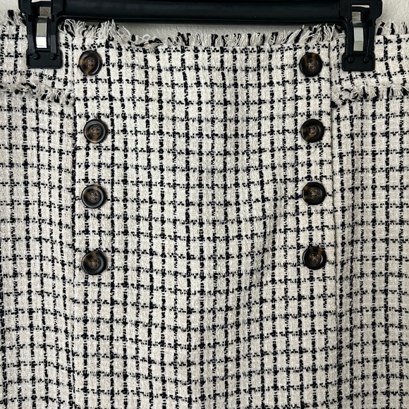 Classic Black and White Houndstooth Pencil Skirt - Picture 3 of 5
